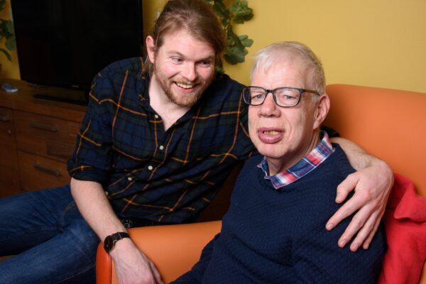 medewerker met een oudere cliënt