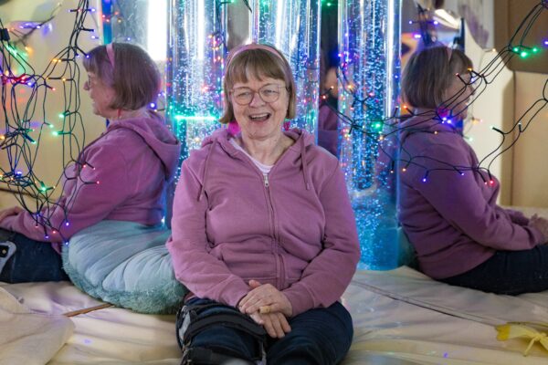 Client zit in snoezelruimte dagbesteding