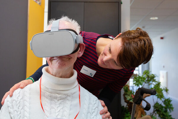 Een cliënt test een vr-bril uit