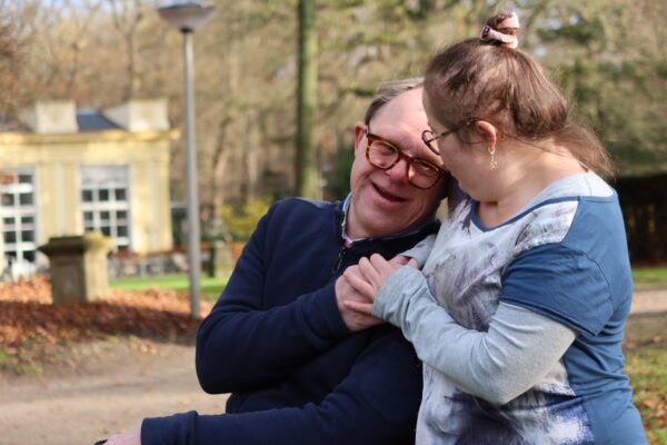 Twee cliënten hebben een intiem moment met elkaar