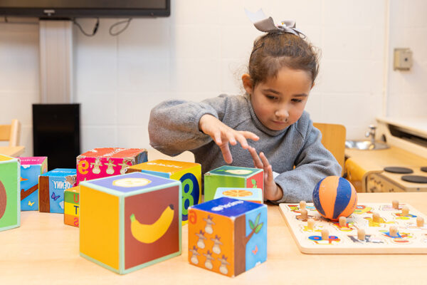 Meisje met speelgoed